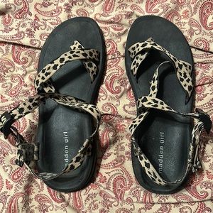 Toe loop sandals